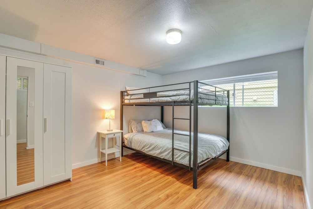 7 Mi to Dtwn: Pet-friendly Abode in Seattle!