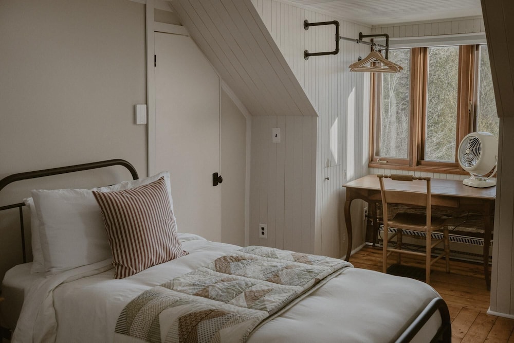 Manoir du Canard - 1800s Authentic Quebecois log Home With Modern Amenities