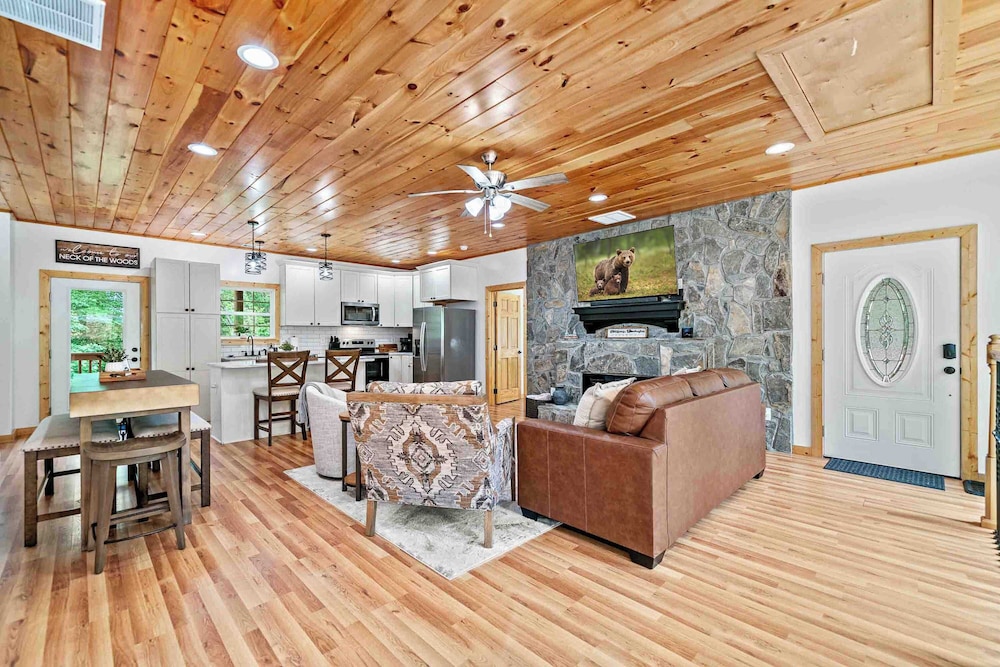 New Listing - Luxurious Mountain Home for 8 With Amenities