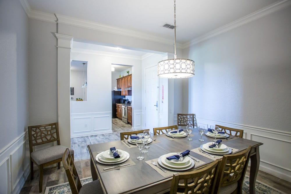 Altavista Lakeview 3 Bedroom Condo by RedAwning