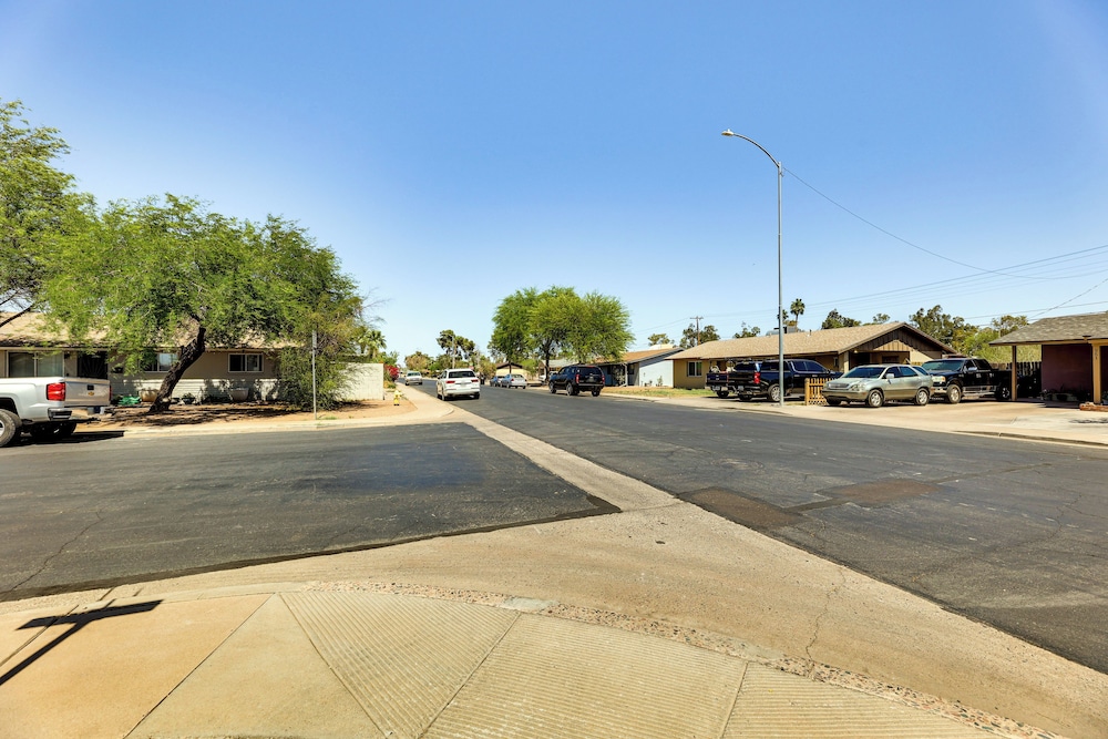3 Mi to Dtwn Mesa: Home w/ Fenced Backyard!