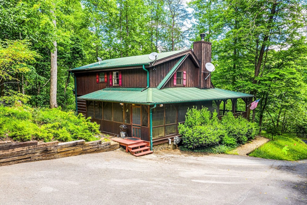 Pigeon Forge Cabin Game Room Dog Friendly Hot Tub