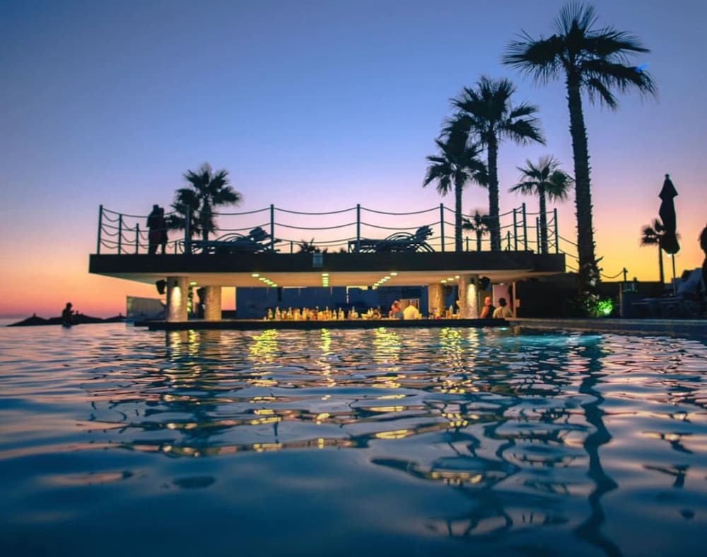 Beach Condo Kitchen Hot Tub