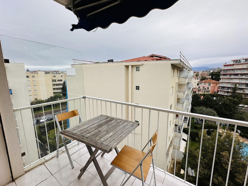 Two Bed Apt in the Center of Cannes - 2229