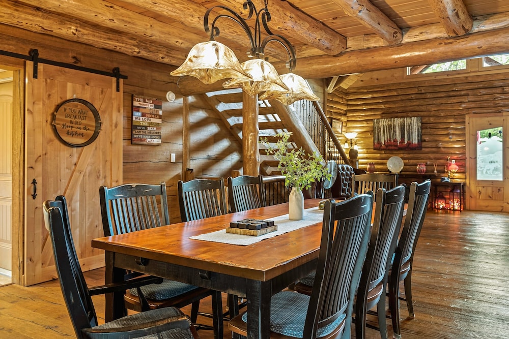 The Bigwood Cabin by Avantstay Hot Tub Firepit Pool Table Private Yard