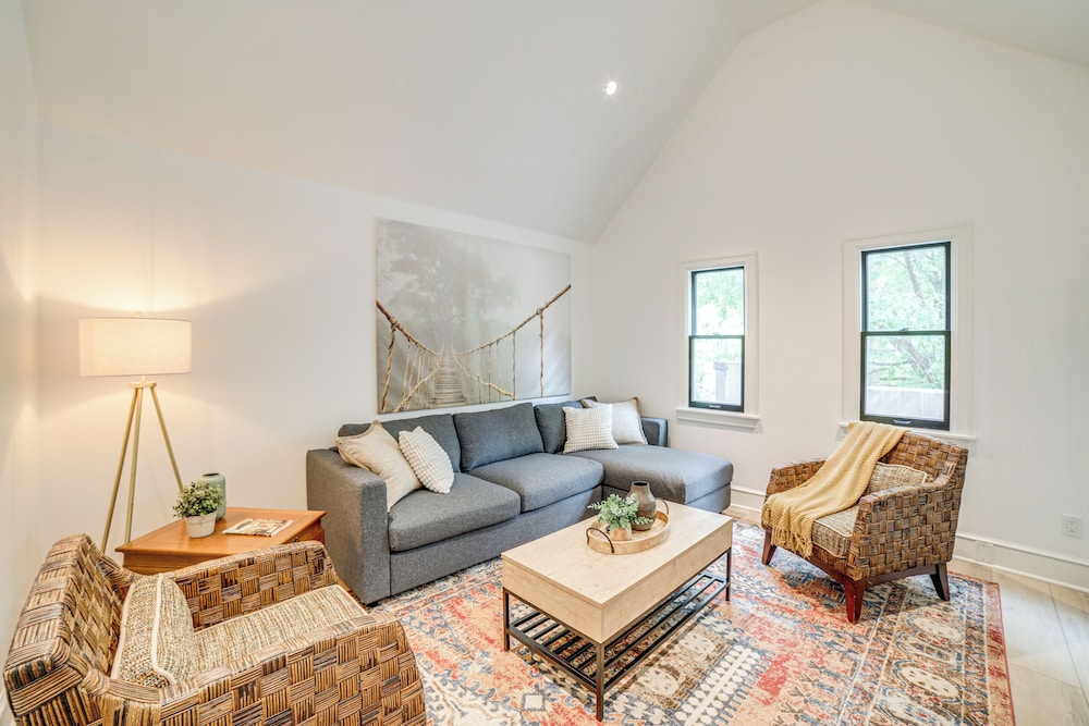 1 Mi to Dtwn Grand Rapids: Chic Condo w/ Balcony!
