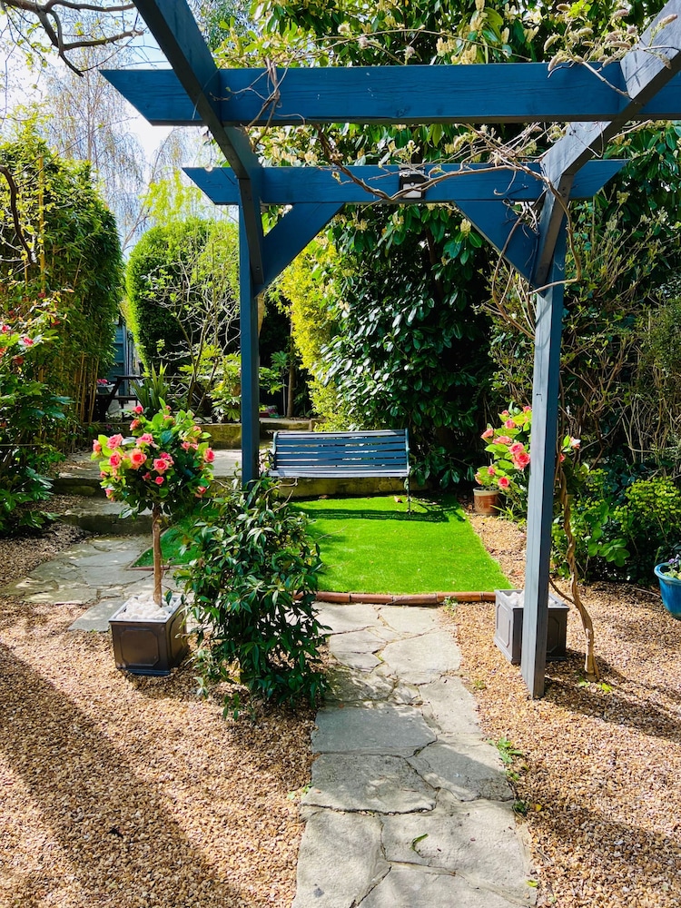 Housesleeps7-parking-garden-fireplace-beachnearby