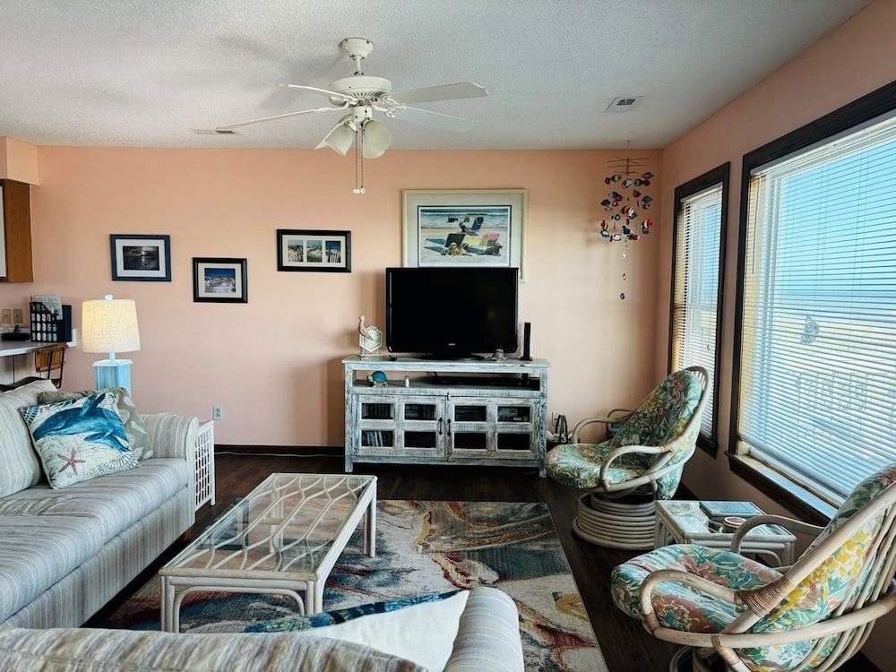 Great Place 5 Bedroom Home by RedAwning