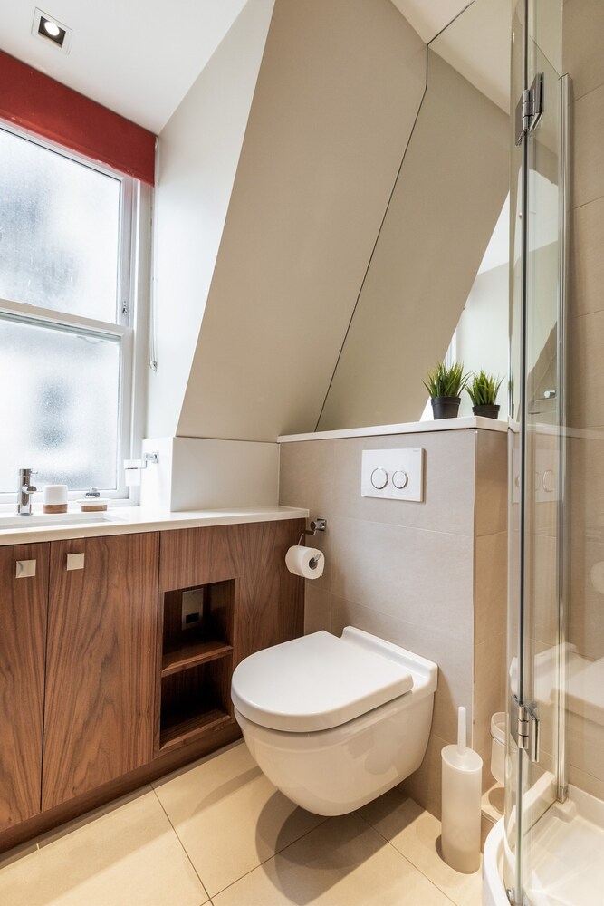 Stylish 2BR 2BA by the Heart of Soho