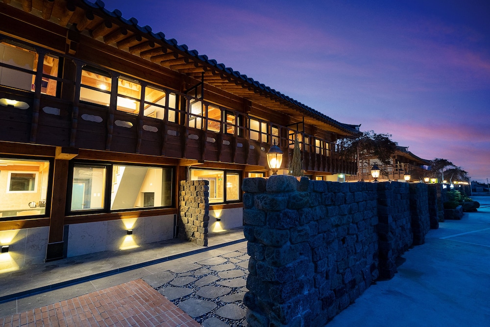 wangkyeong hanoak poolvilla view 5
