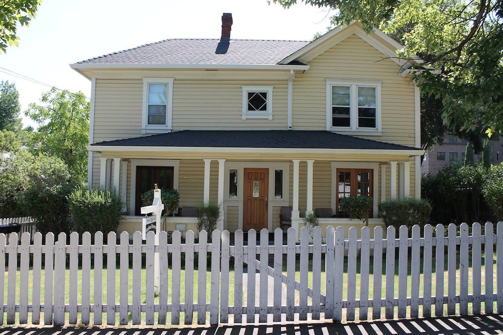Ashland Vacations - The Pioneer Craftsman House - Closest to Osf - Property Image 6
