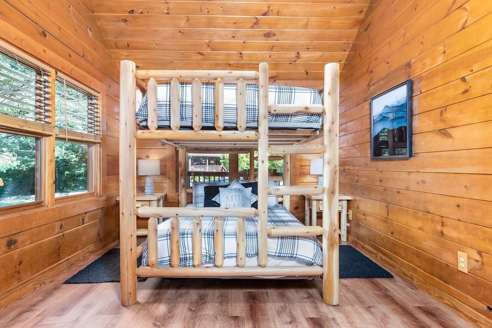 Er76 - Bear Tracks - Great Location! Close To All The Action! 2 Bedroom Cabin by RedAwning view 2