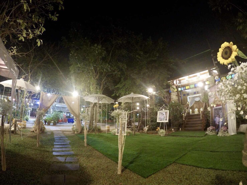 Aioun At Amphawa