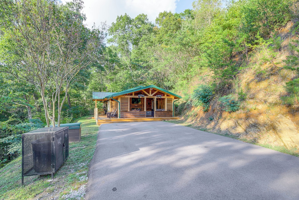 Sevierville Cabin ~ 3 Mi to the Island! view 2