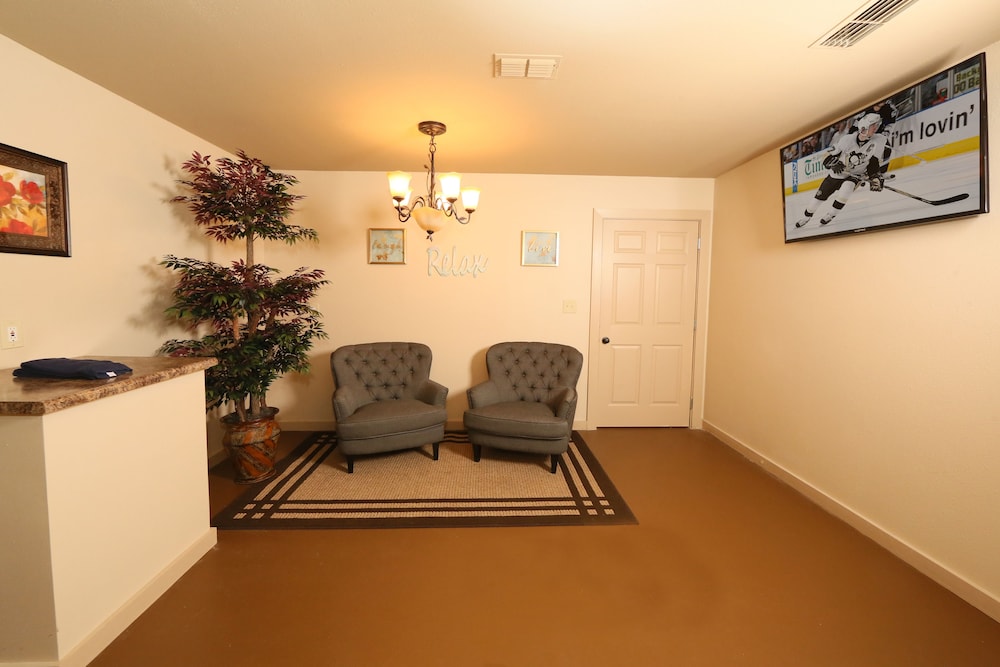 Pine Needles 6 1 Br cabin by RedAwning