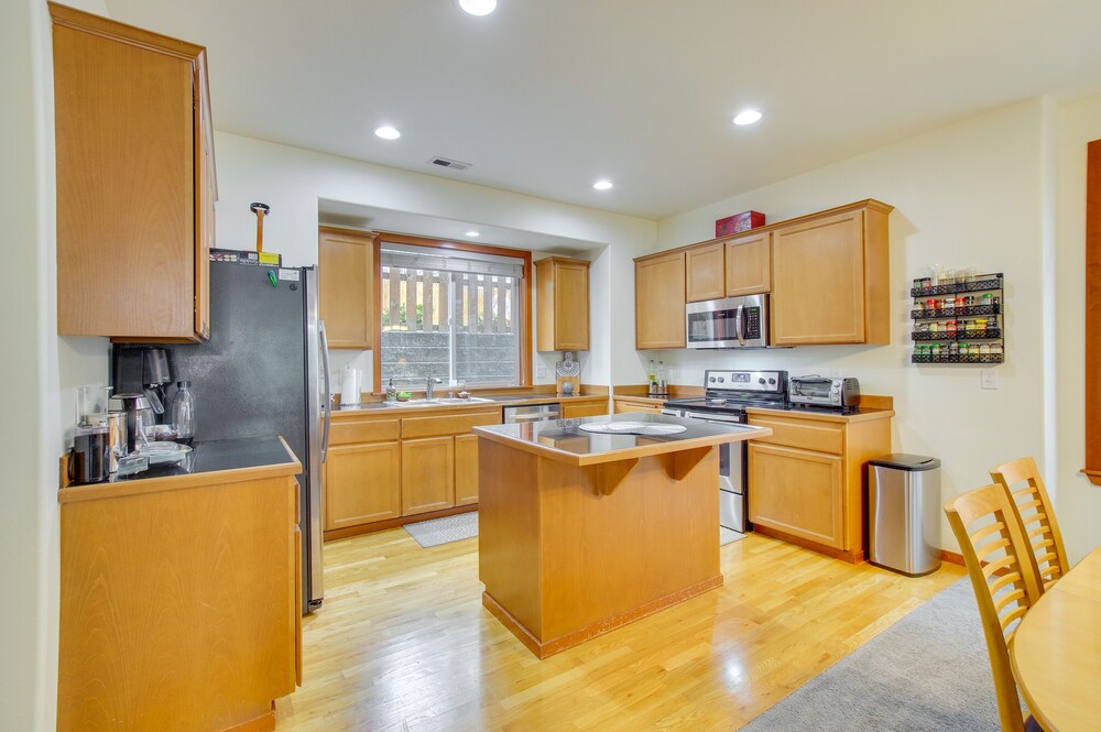 Wfh-friendly Townhome Rental Near Ferry in Everett view 5