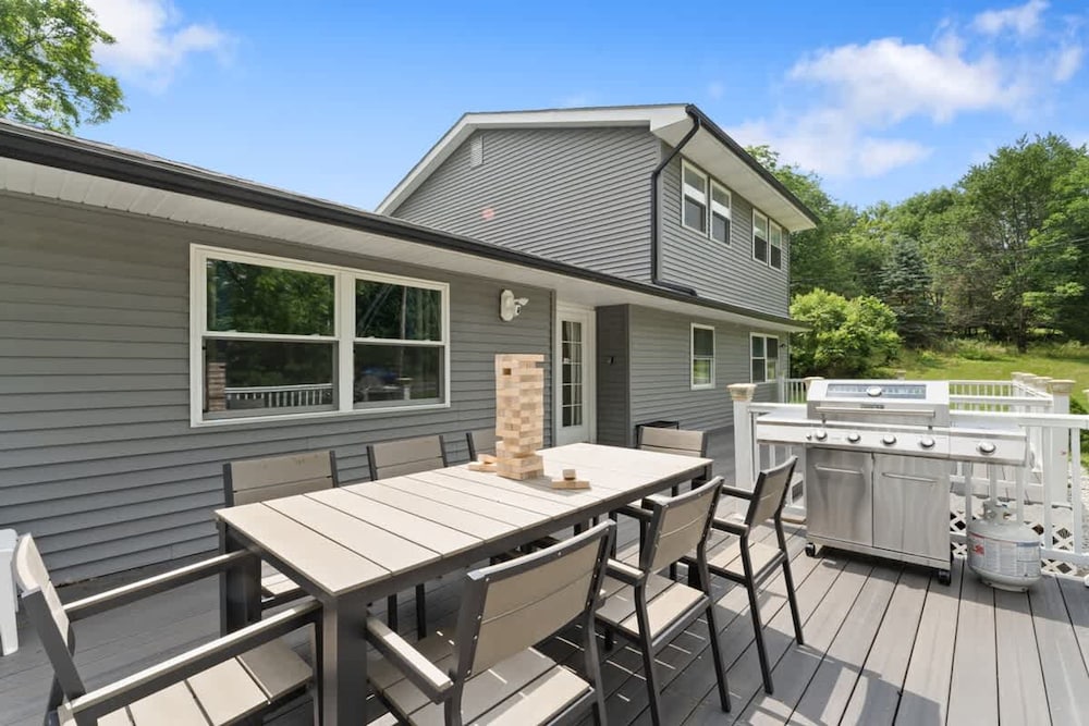 Charming Poconos Retreat w spa Fire pit Deck