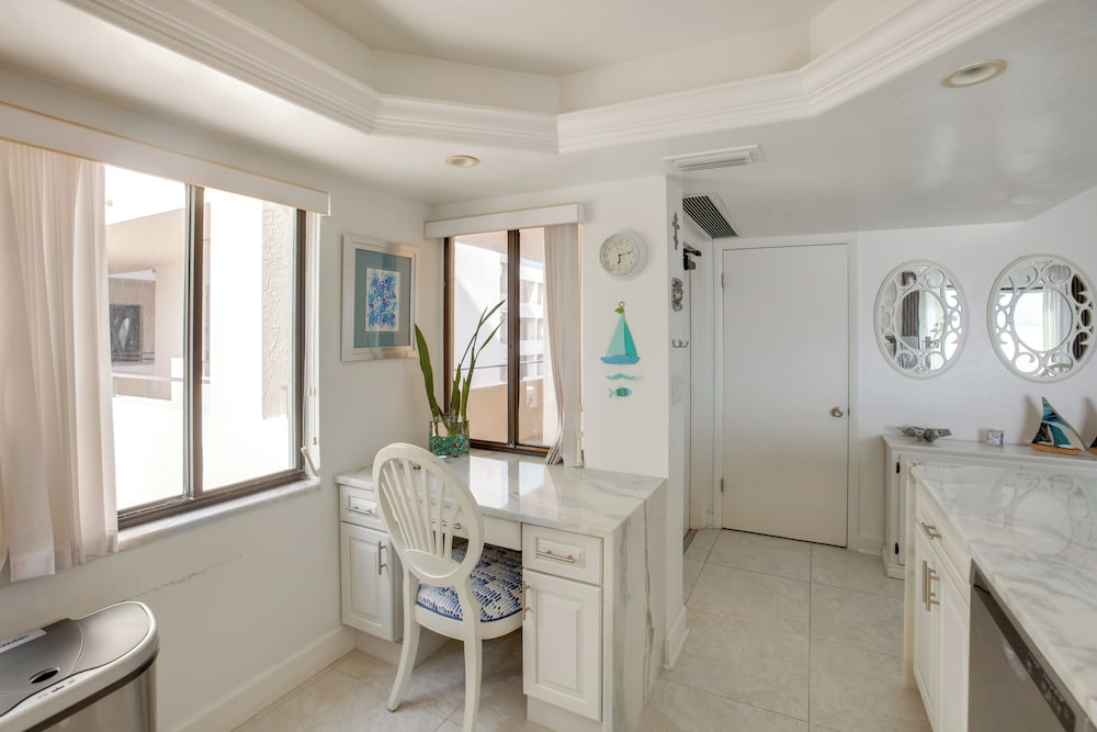 4 Mi to Lovers Key SP: Modern Condo w/ Ocean Views