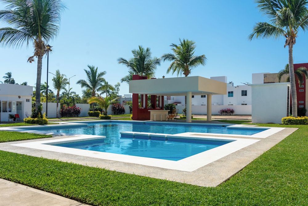Family House with Pool 10 min airport