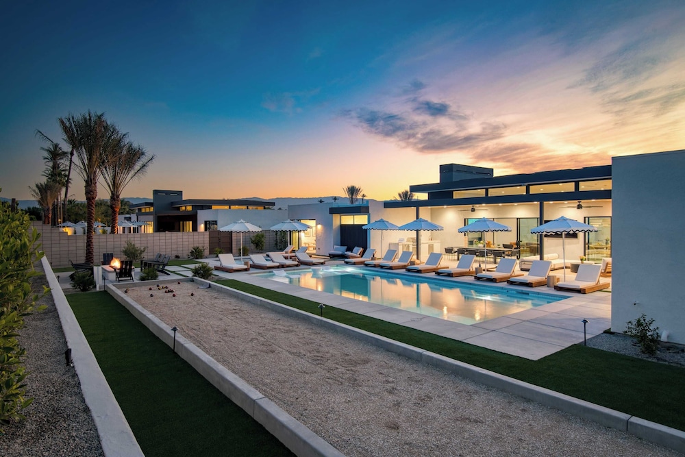 Sleeps 34 2 Villas, Pool, Pickleball + Bocce Polo Villas Elara by Avantstay