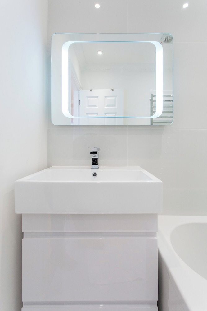 JOIVY 2-bed flat in West London