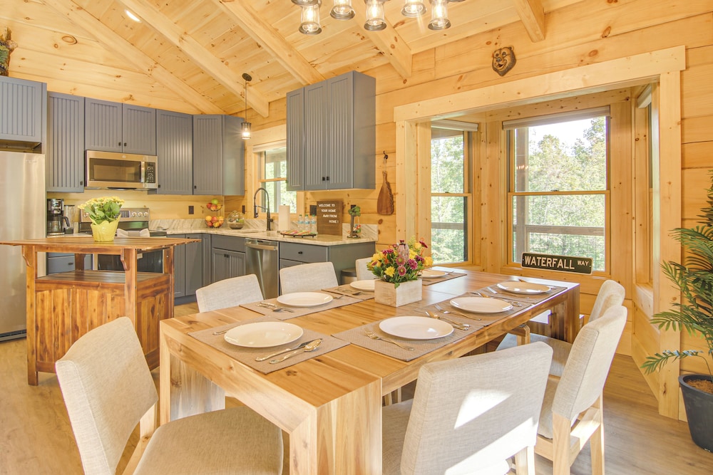 Amazing Waterfall! New Scenic Black Mtn Log Cabin