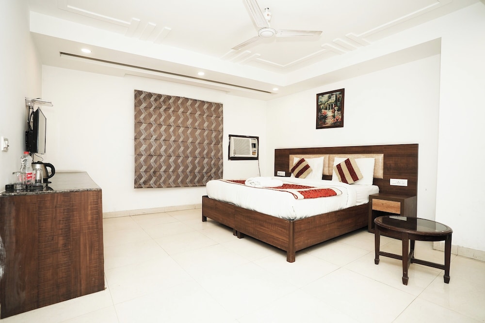 Hotel Peridot Near IGI Delhi Airport view 4