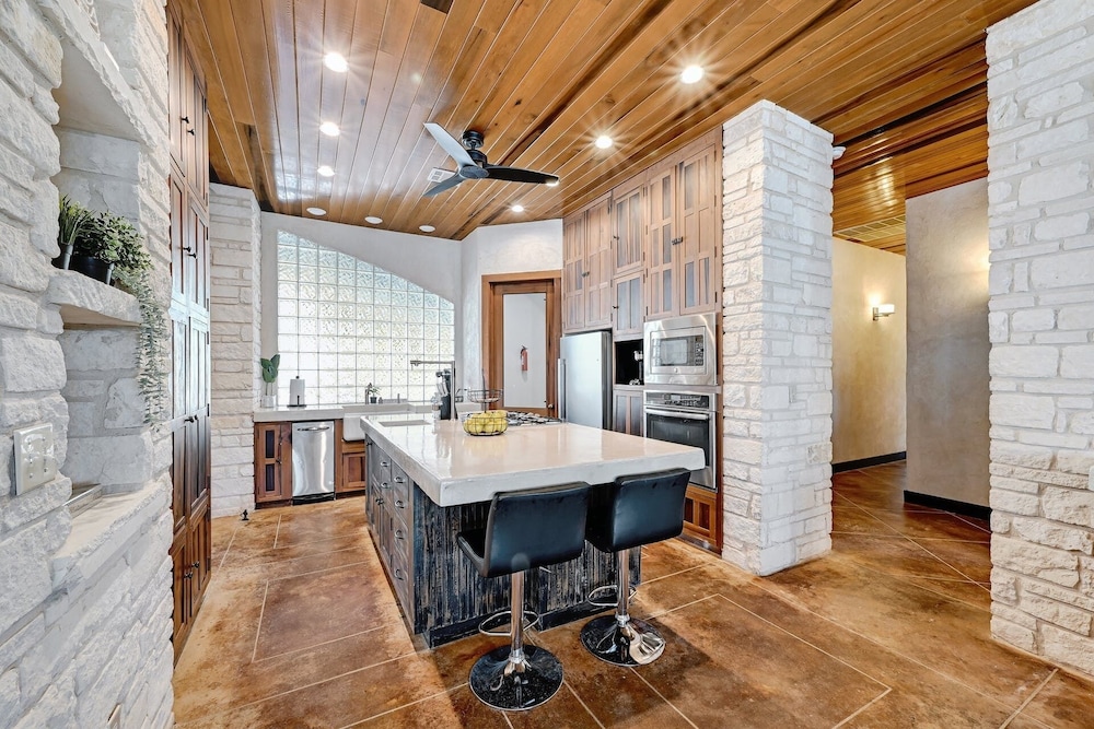 Luxury Lakefront Escape on Lake Travis