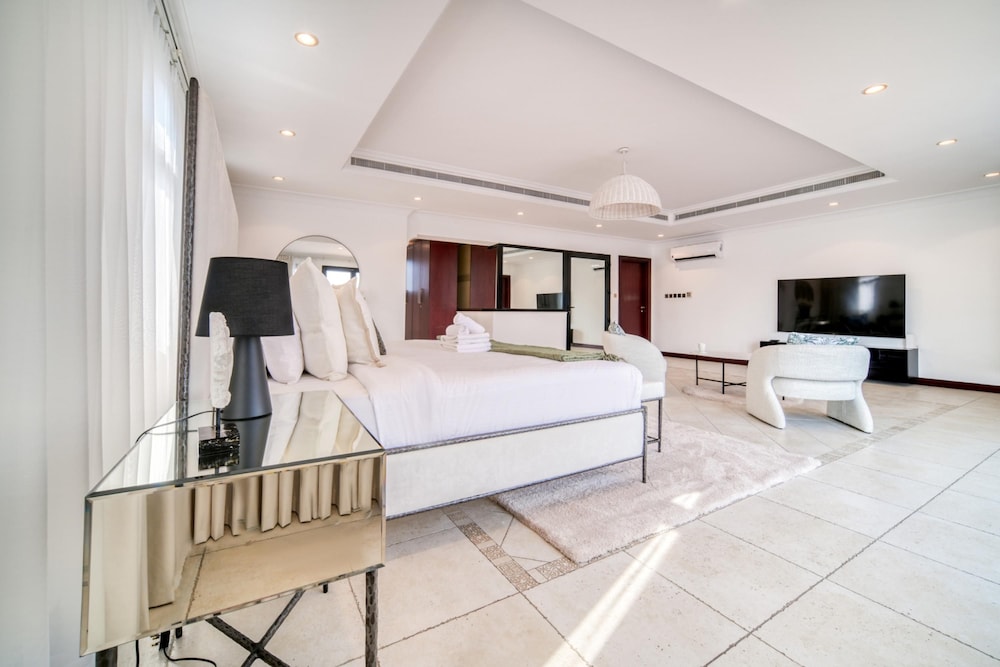 Exclusive 6BR Palm Villa w Private Pool and Beach