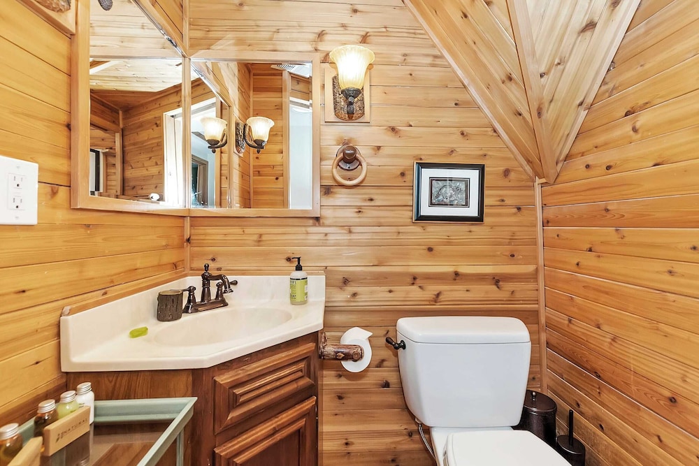 2 Lakefront Homes by Avantstay Sleeps 23, Private Dock+beach, Hot Tub, Fire Pit, Deck Views