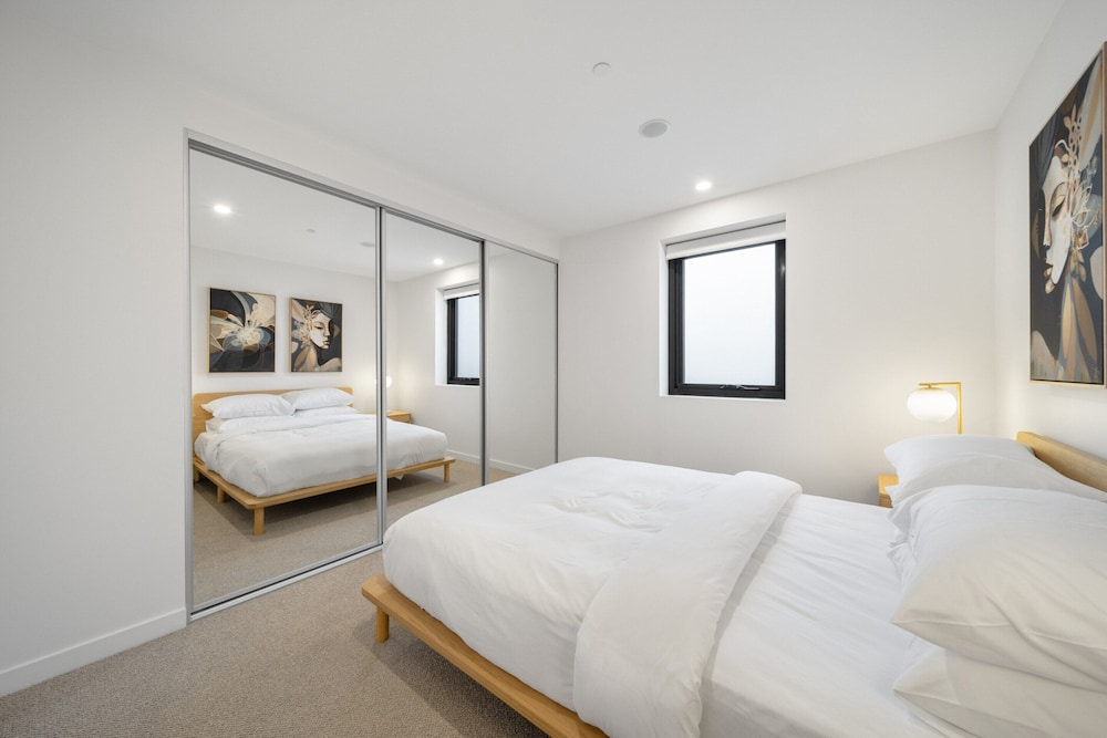 Sleek Inner-city 2-bed With Swimming Pool & BBQ