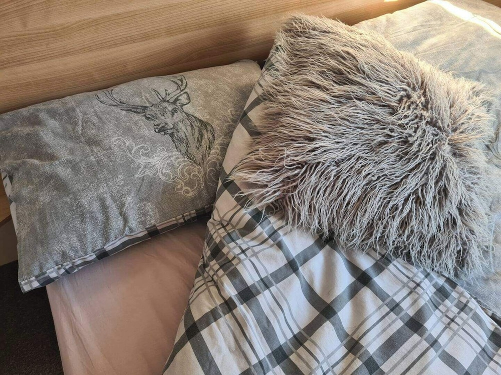 2 Bed Lodge - Sleeps 5 - Parking - Pets - Wifi