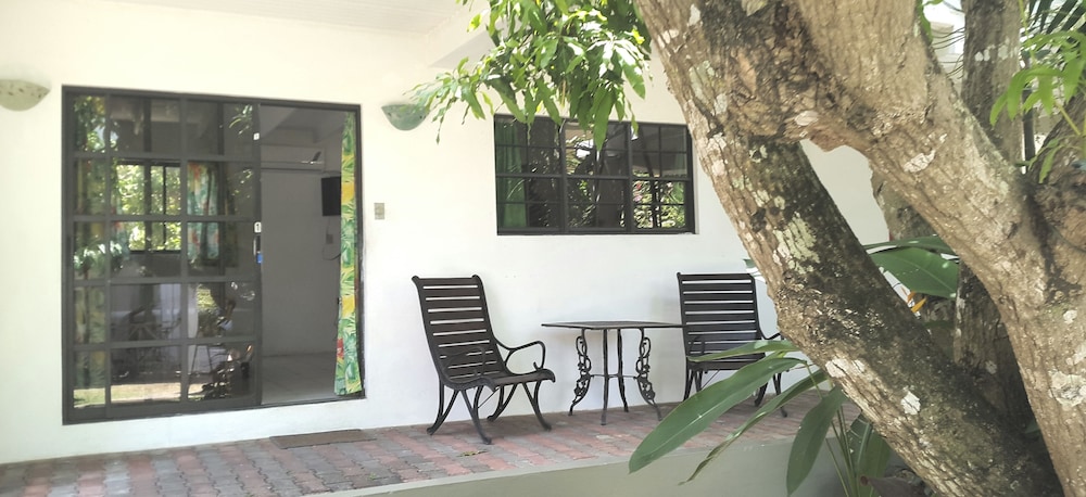 Bananaquit Apartments