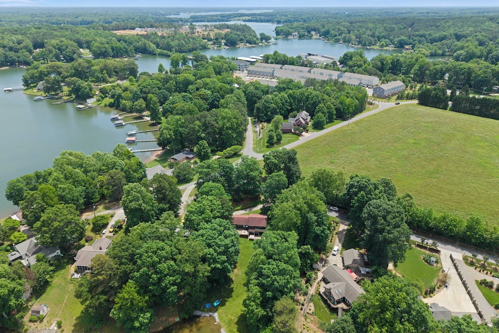 Shady Daze: Waterfront Home w/ Deck, Hot Tub & Lake Views