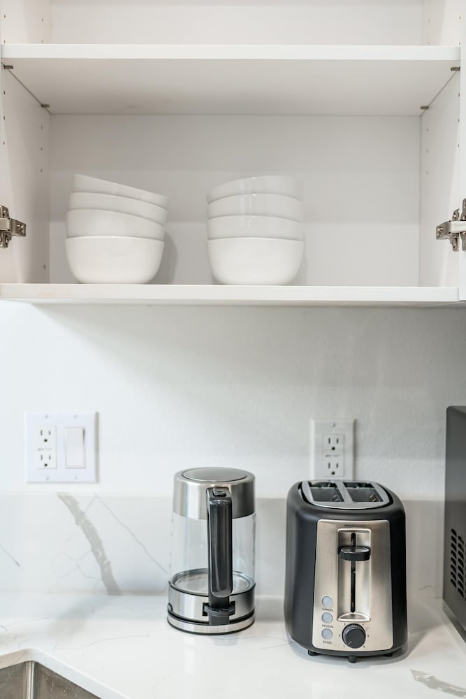 Not Affected by the Fire/modern Spacious Home With Parking & Fully Equipped Kitchen #3
