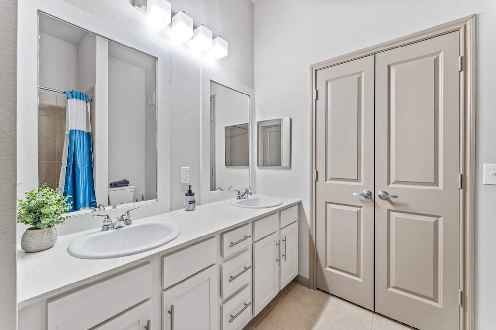 Homey 2BR Suite Close to Downtown w Fast Wifi