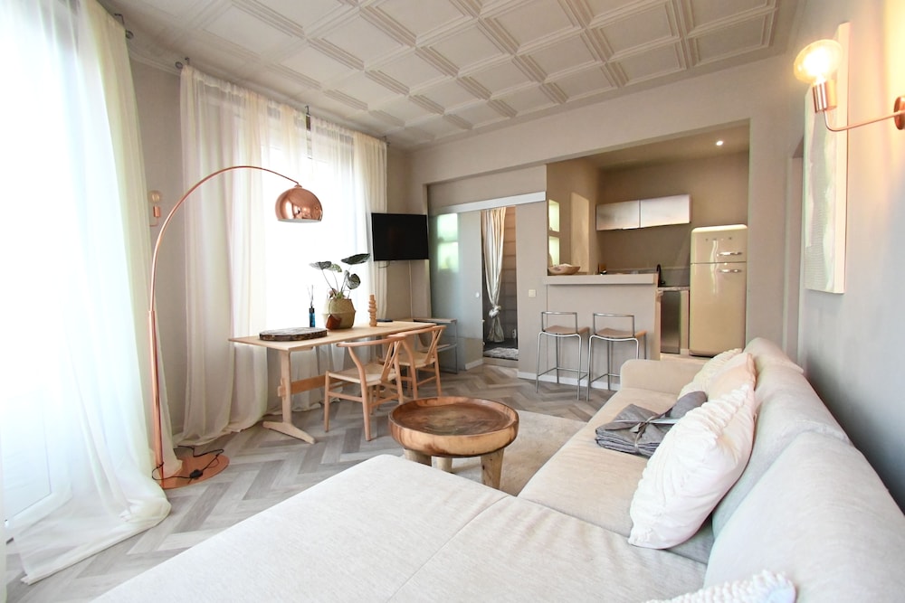 Up too 8- 10 Persons Stay in Antwerp view 4