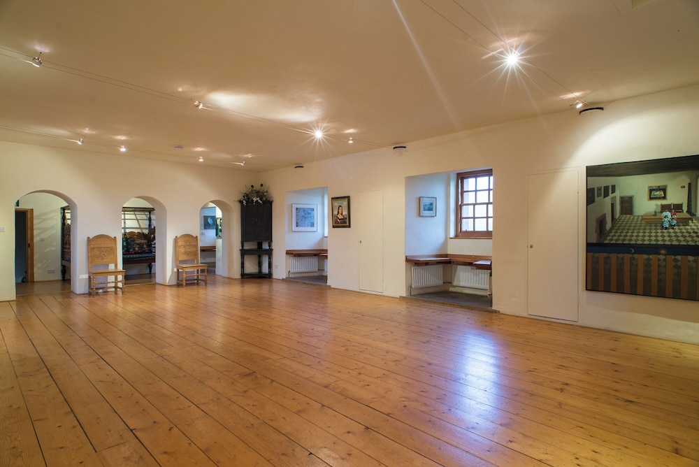 Historic 6-Bedrooms Castle Retreat