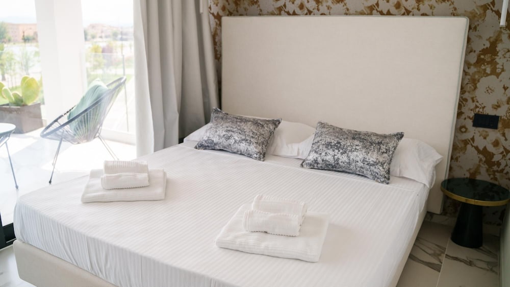Welcomely - Deluxe Room - Charles Aznavour view 4
