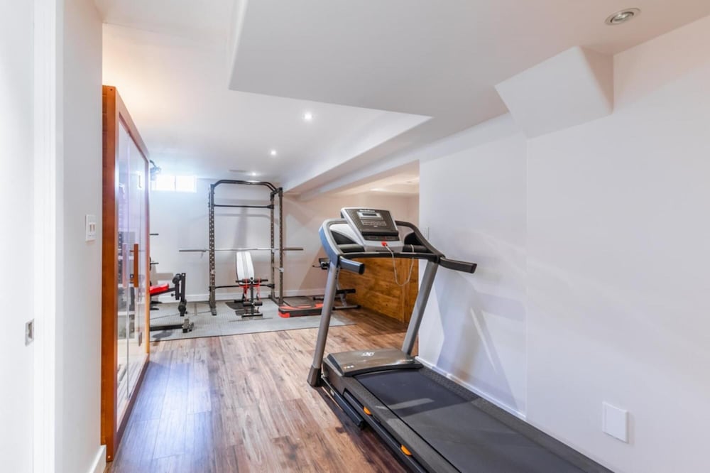 Unique Townhome Private HOT TUB Gym Sauna BBQ Playground Garage - Property Image 6