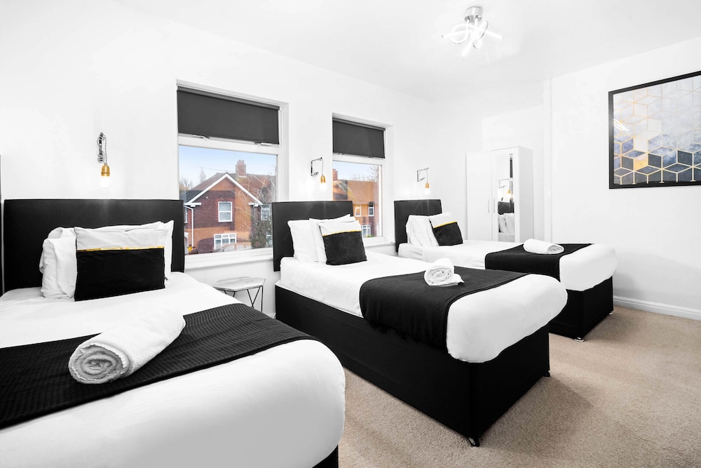 Large Family House With Garden Close to Birmingham view 5