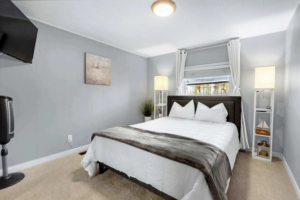 Amazing Lakefront Escape - A Stunner For Sleeps 14