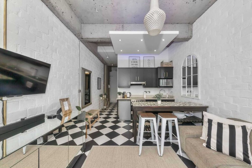Modern Industrial 1BD Apartment - Cape Town view 3
