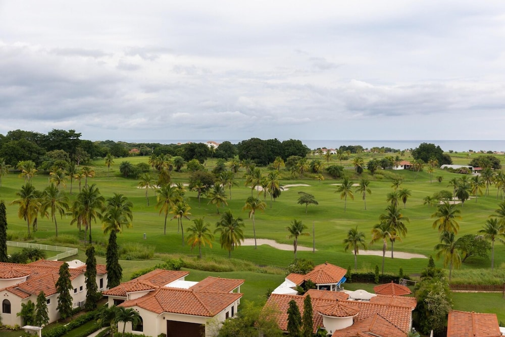 The Golf-view Condo by Acomodo