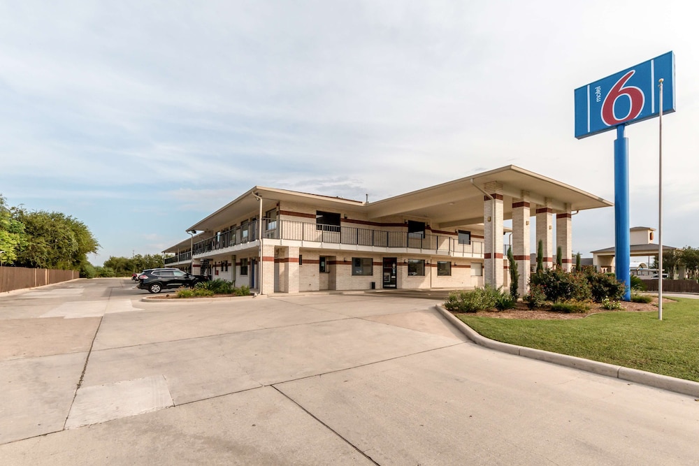 Motel 6 San Antonio, TX - South WW White Rd - Image 5