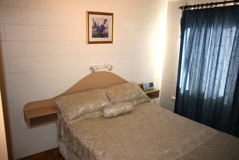 Lake Edge Holiday Units