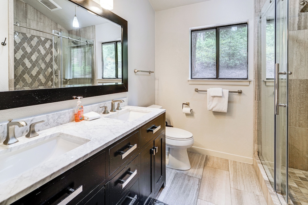 3 Mi to Diamond Peak: Mtn-view Home w/ Fireplace