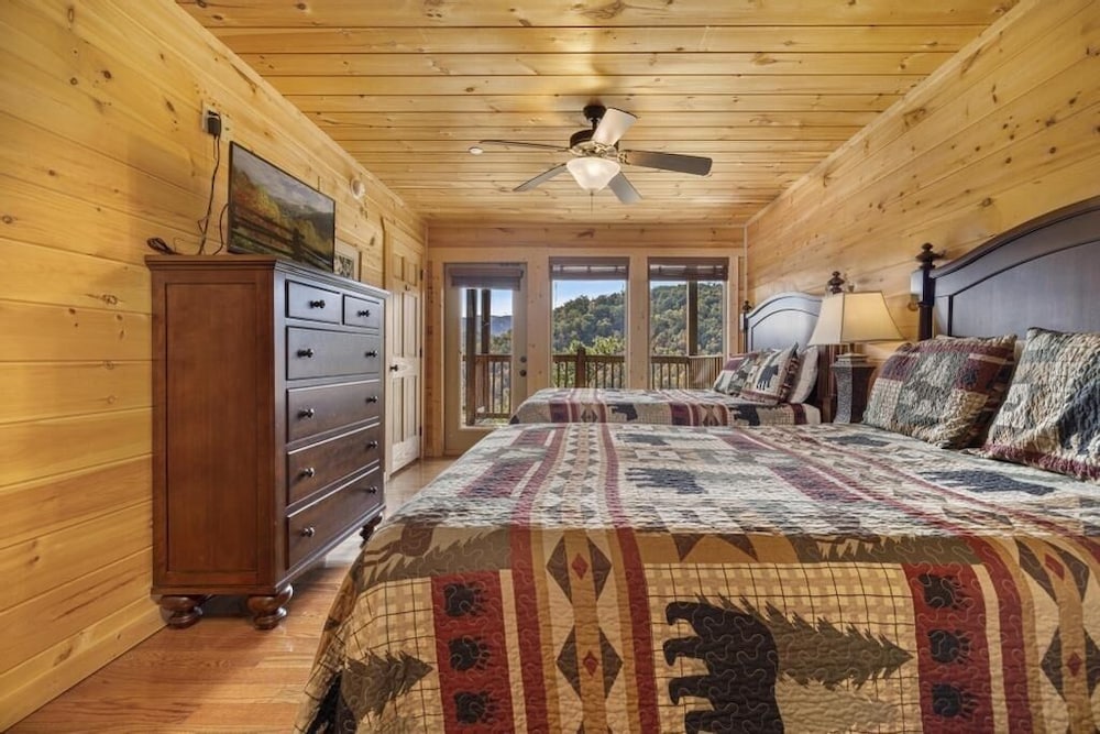 Eagle's Nest - 3 Bedrooms, 3.5 Baths, Sleeps 10 Home by RedAwning