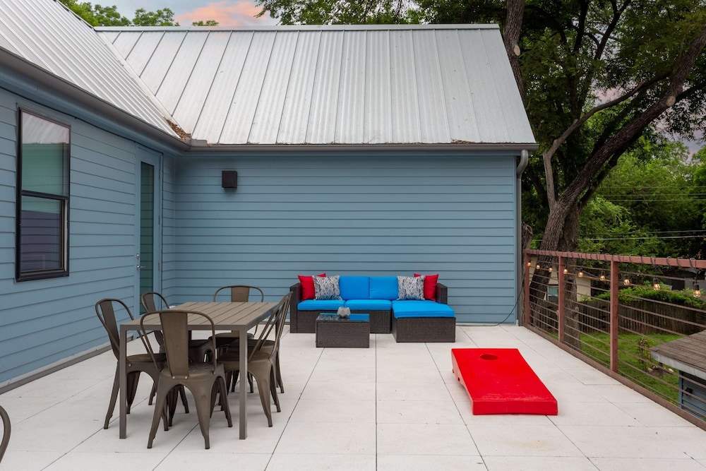 Upstay - Pristine Pool Palace - 7min to Rainey St view 5