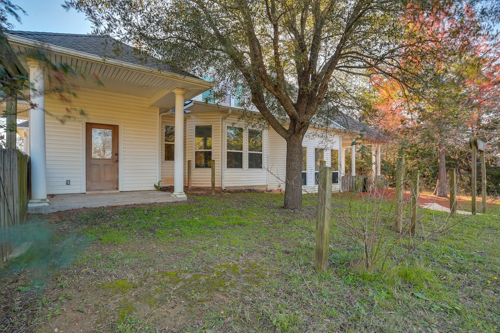 Serene 50-acre Nature Retreat Near Melissa & Anna